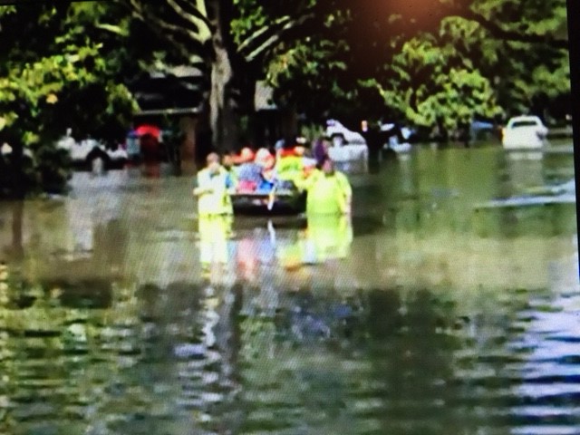MOVING FLOODED VICTIMS (4) TO SAFETY.jpg